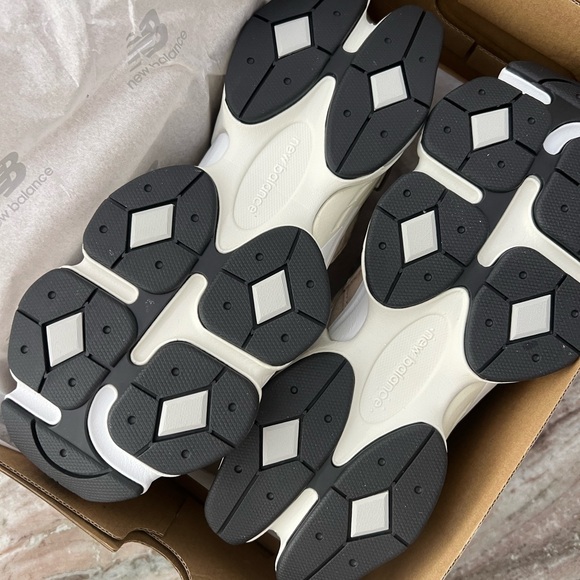 New Balance 9060 new in box - light sand - Picture 2 of 4